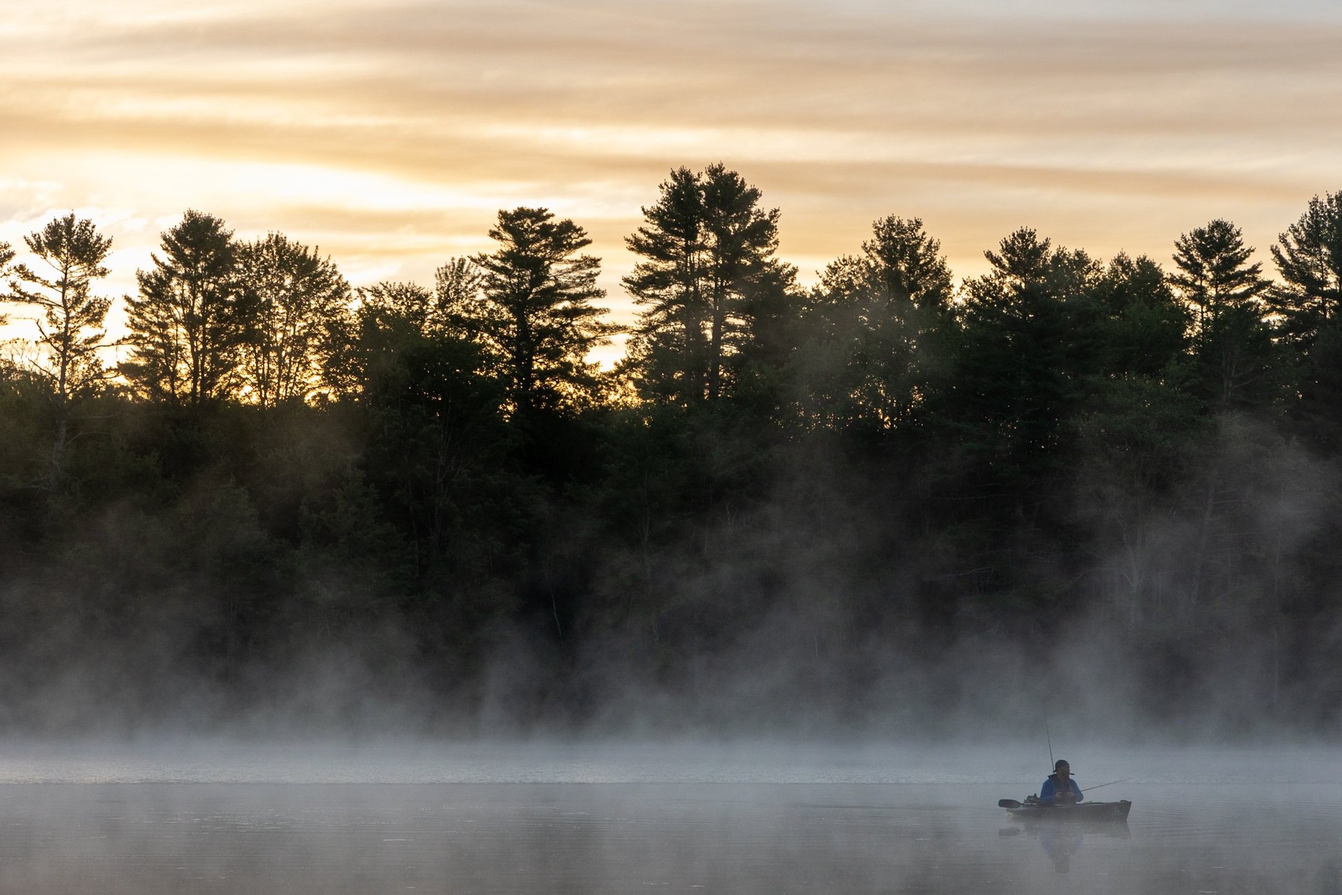 Ruhiger See in Deutschland mit Nebel am Morgen