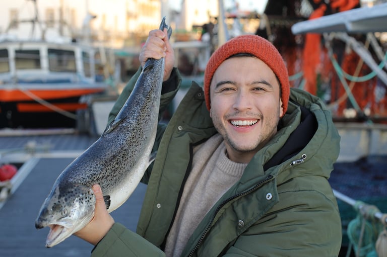 Fröhlicher Angler hält seinen Fang – einen prächtigen Lachs