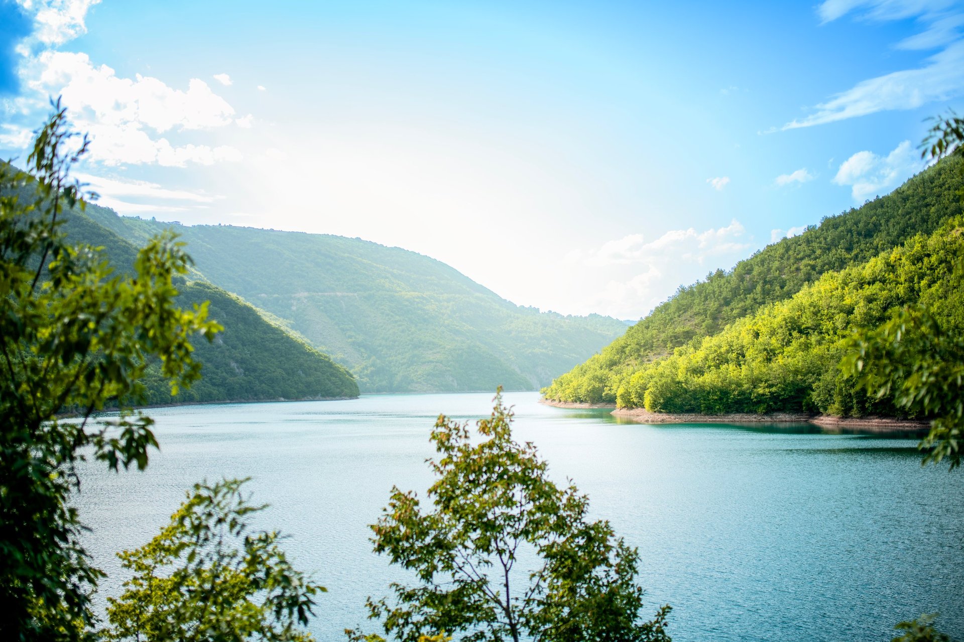 Malerische Flusslandschaft mit smaragdgrünem Wasser und Wald