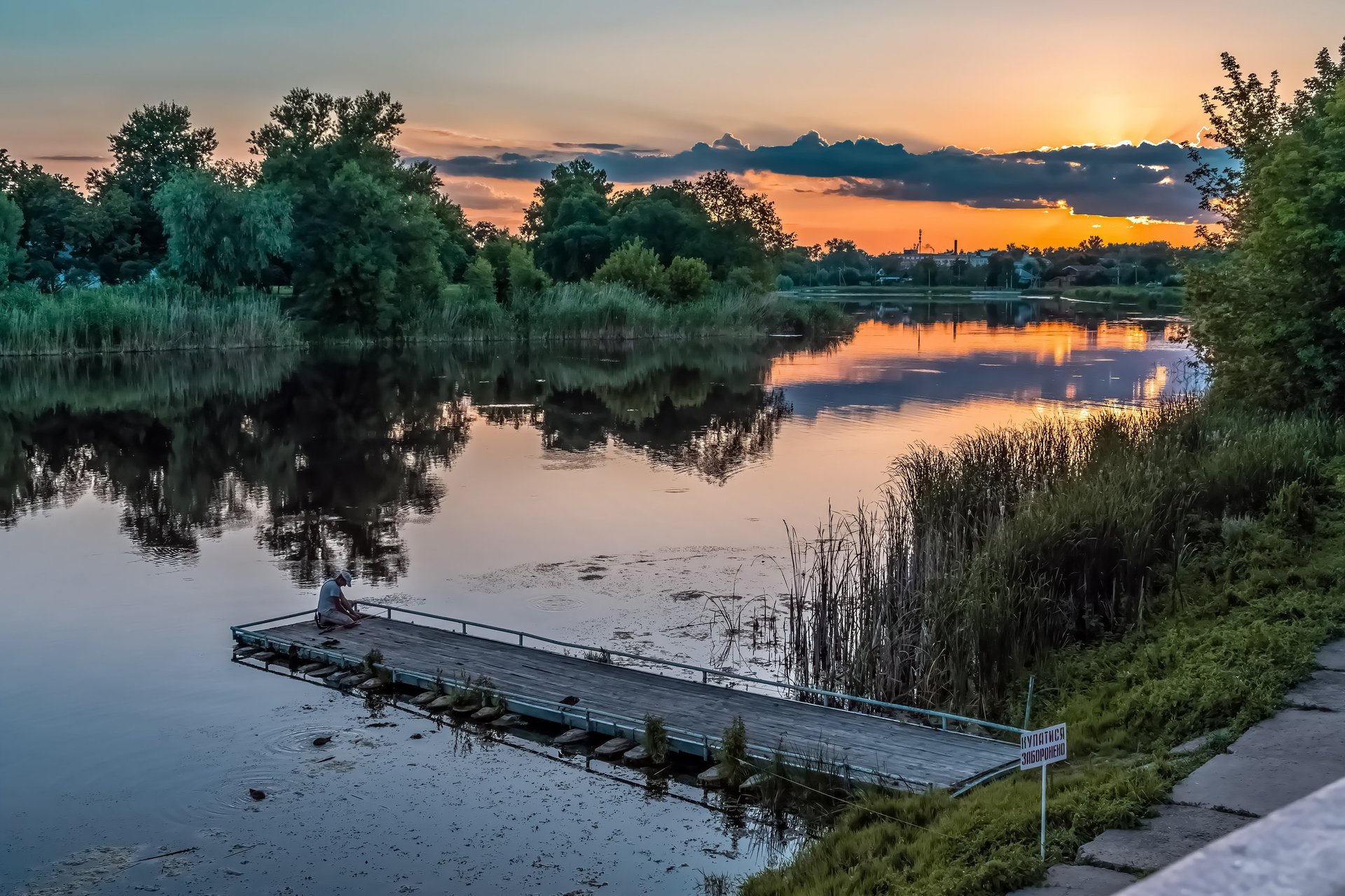 Angeln an der Nahe bei Sonnenuntergang
