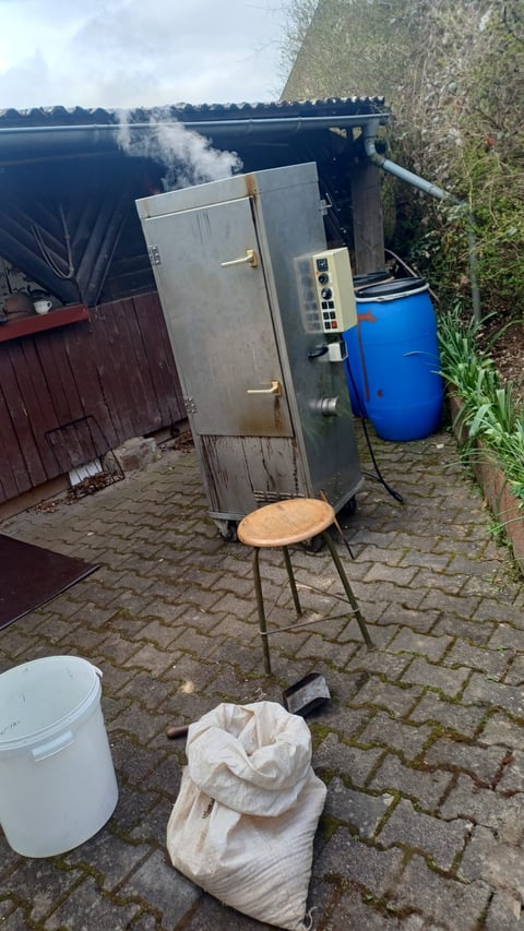 Räucherofen mit Rauchentwicklung im Freien