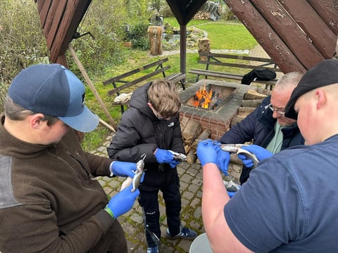 Gruppe am Lagerfeuer bei Gemeinschaftsaktion