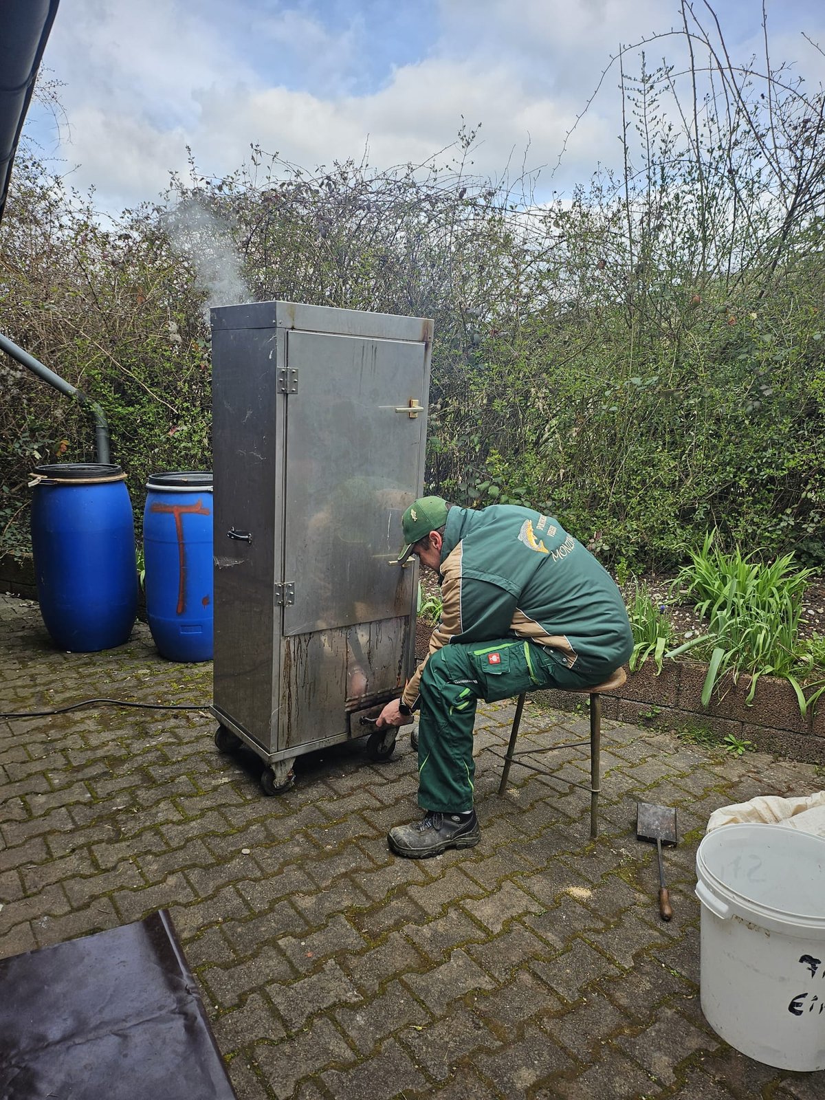 Vereinsmitglied bei der Arbeit am Vereinsgelände